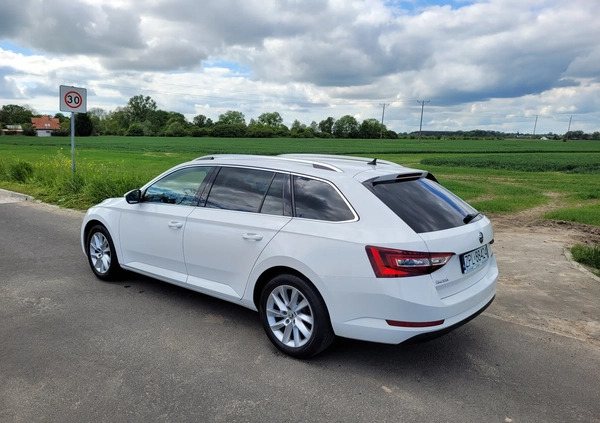 Skoda Superb cena 64900 przebieg: 211880, rok produkcji 2018 z Szczecin małe 301